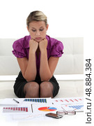 focused businesswoman analysing statistics. Стоковое фото, агентство Ingram Publishing / Фотобанк Лори