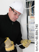 Man fixing fuse box. Стоковое фото, агентство Ingram Publishing / Фотобанк Лори