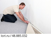 craftsman fitting a carpet. Стоковое фото, агентство Ingram Publishing / Фотобанк Лори