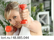a woman lifting dumbbells. Стоковое фото, агентство Ingram Publishing / Фотобанк Лори
