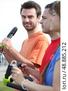 Friends exercising together. Стоковое фото, агентство Ingram Publishing / Фотобанк Лори