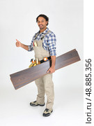 Man with laminate flooring giving thumbs-up. Стоковое фото, агентство Ingram Publishing / Фотобанк Лори