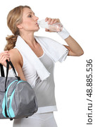 woman drinking water. Стоковое фото, агентство Ingram Publishing / Фотобанк Лори