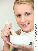 Blonde woman with mortar. Стоковое фото, агентство Ingram Publishing / Фотобанк Лори