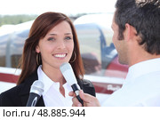 Reporter interviewing woman in airport. Стоковое фото, агентство Ingram Publishing / Фотобанк Лори