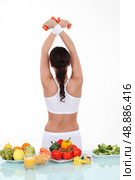 healthy food on table and sporty woman back turned. Стоковое фото, агентство Ingram Publishing / Фотобанк Лори