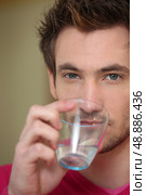 Man drinking from glass. Стоковое фото, агентство Ingram Publishing / Фотобанк Лори