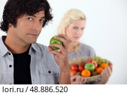 Couple with fruit basket. Стоковое фото, агентство Ingram Publishing / Фотобанк Лори