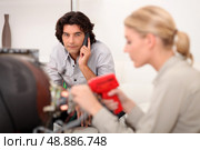 Technician fixing a television. Стоковое фото, агентство Ingram Publishing / Фотобанк Лори