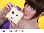 Making face slice of bread. Стоковое фото, агентство Ingram Publishing / Фотобанк Лори