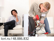 female technician repairing a television. Стоковое фото, агентство Ingram Publishing / Фотобанк Лори