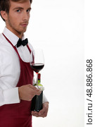 Sommelier serving a bottle of wine. Стоковое фото, агентство Ingram Publishing / Фотобанк Лори