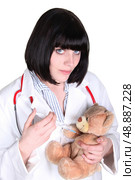 Female doctor injecting a teddy bear. Стоковое фото, агентство Ingram Publishing / Фотобанк Лори