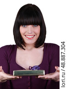 Young woman offering a gift. Стоковое фото, агентство Ingram Publishing / Фотобанк Лори