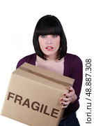 Woman carrying a heavy box. Стоковое фото, агентство Ingram Publishing / Фотобанк Лори