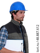 craftsman holding a notepad. Стоковое фото, агентство Ingram Publishing / Фотобанк Лори