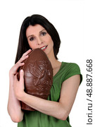 Woman with an enormous chocolate egg. Стоковое фото, агентство Ingram Publishing / Фотобанк Лори
