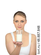 Woman holding glass of milk. Стоковое фото, агентство Ingram Publishing / Фотобанк Лори