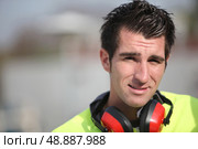 Construction worker with ear defenders. Стоковое фото, агентство Ingram Publishing / Фотобанк Лори