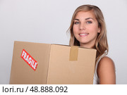 Young woman with a cardboard. Стоковое фото, агентство Ingram Publishing / Фотобанк Лори