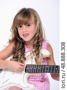 fair-haired little girl playing bass. Стоковое фото, агентство Ingram Publishing / Фотобанк Лори