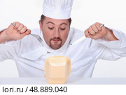 Chef eating junk food. Стоковое фото, агентство Ingram Publishing / Фотобанк Лори