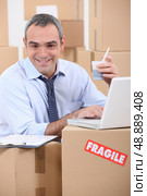 man amid cardboard boxes. Стоковое фото, агентство Ingram Publishing / Фотобанк Лори