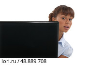 Woman peeking out from behind a laptop. Стоковое фото, агентство Ingram Publishing / Фотобанк Лори