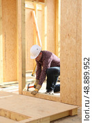 Man hammering nail. Стоковое фото, агентство Ingram Publishing / Фотобанк Лори