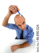 man shaving his head. Стоковое фото, агентство Ingram Publishing / Фотобанк Лори