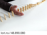 Hand of a man playing with dominoes. Стоковое фото, агентство Ingram Publishing / Фотобанк Лори