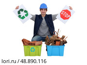 Tradesman encouraging recycling. Стоковое фото, агентство Ingram Publishing / Фотобанк Лори