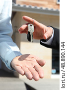 Handing over house keys. Стоковое фото, агентство Ingram Publishing / Фотобанк Лори