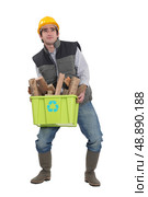 Man struggling to carry box. Стоковое фото, агентство Ingram Publishing / Фотобанк Лори