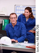 Workers looking up parts on the internet. Стоковое фото, агентство Ingram Publishing / Фотобанк Лори