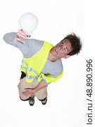 Electrocuted man holding a light bulb. Стоковое фото, агентство Ingram Publishing / Фотобанк Лори