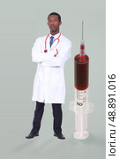 Medical professional standing next to a needle. Стоковое фото, агентство Ingram Publishing / Фотобанк Лори