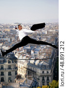 Businessman leaping across a tightrope. Стоковое фото, агентство Ingram Publishing / Фотобанк Лори