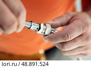 Plumber holding threaded pipe. Стоковое фото, агентство Ingram Publishing / Фотобанк Лори