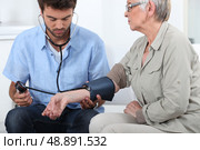 Doctor taking the blood pressure. Стоковое фото, агентство Ingram Publishing / Фотобанк Лори