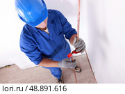 Plumber with copper tube. Стоковое фото, агентство Ingram Publishing / Фотобанк Лори
