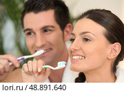 Couple brushing their teeth. Стоковое фото, агентство Ingram Publishing / Фотобанк Лори