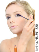 Woman applying mascara. Стоковое фото, агентство Ingram Publishing / Фотобанк Лори