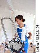 Woman redecorating house. Стоковое фото, агентство Ingram Publishing / Фотобанк Лори