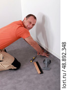 Man laying linoleum. Стоковое фото, агентство Ingram Publishing / Фотобанк Лори