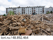 Снос домов по программе реновации в Москве, выселенное здание и обломки разрушенного дома (2021 год). Стоковое фото, фотограф Сергей Васютин / Фотобанк Лори