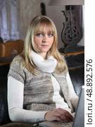 Woman typing on her laptop at home. Стоковое фото, агентство Ingram Publishing / Фотобанк Лори