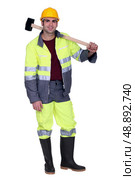 Construction worker with a sledgehammer. Стоковое фото, агентство Ingram Publishing / Фотобанк Лори