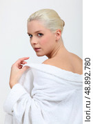 Blond woman removing bathing robe. Стоковое фото, агентство Ingram Publishing / Фотобанк Лори