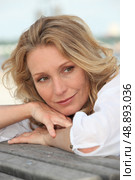 Thoughtful woman resting her head on the back of a bench. Стоковое фото, агентство Ingram Publishing / Фотобанк Лори